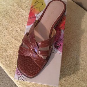 NWT Amelia Grace Macky Cognac slide (7.5)